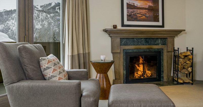 Wonderful hotel rooms with wood burning fireplace. Photo: Knob Hill Inn - image_3
